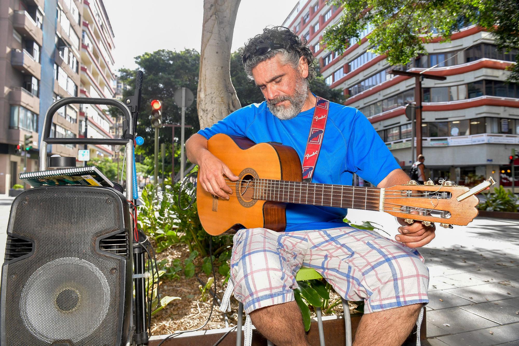 El músico callejero Fredy lleva 22 años tocando en las calles de la capital grancanaria.