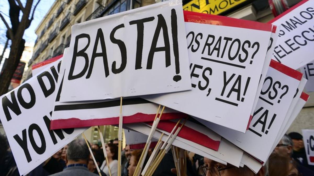 Unas 300 personas protestan ante la sede del PP tras la detención de Rato