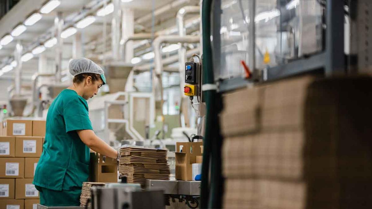 Una empleado trabajando con envases.