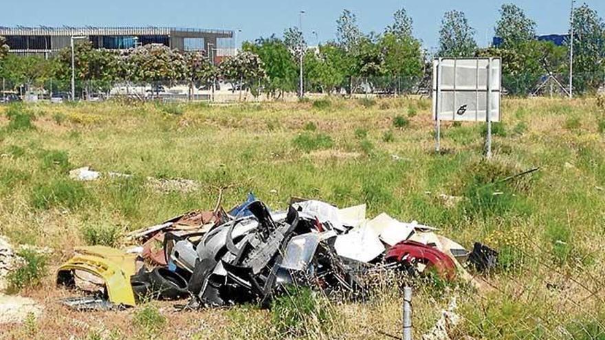 Vertido de coches desguazados