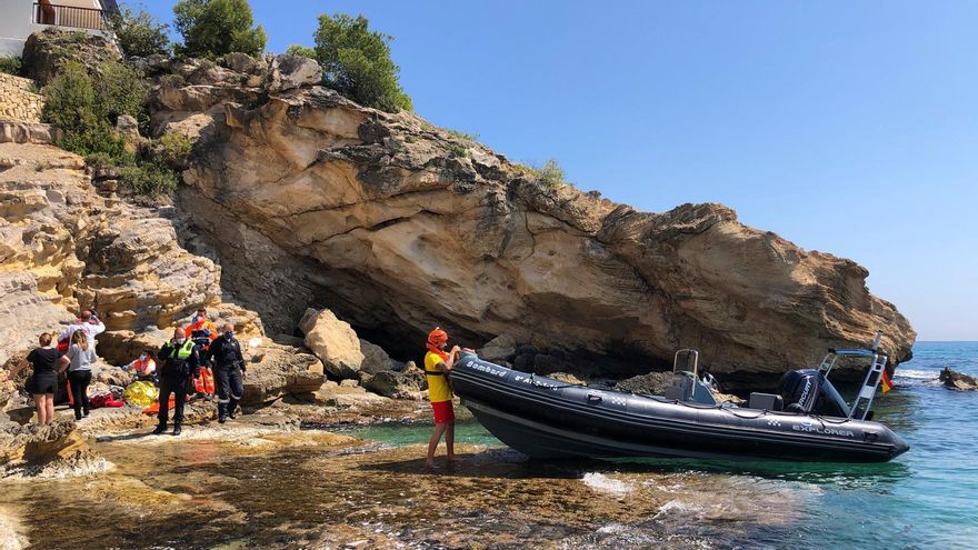 Rescatan a una bañista que ha sufrido una dura caída en la cala del Portitxolet de Moraira