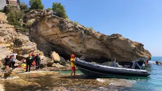 Rescatan a una bañista que ha sufrido una dura caída en la cala del Portitxolet de Moraira