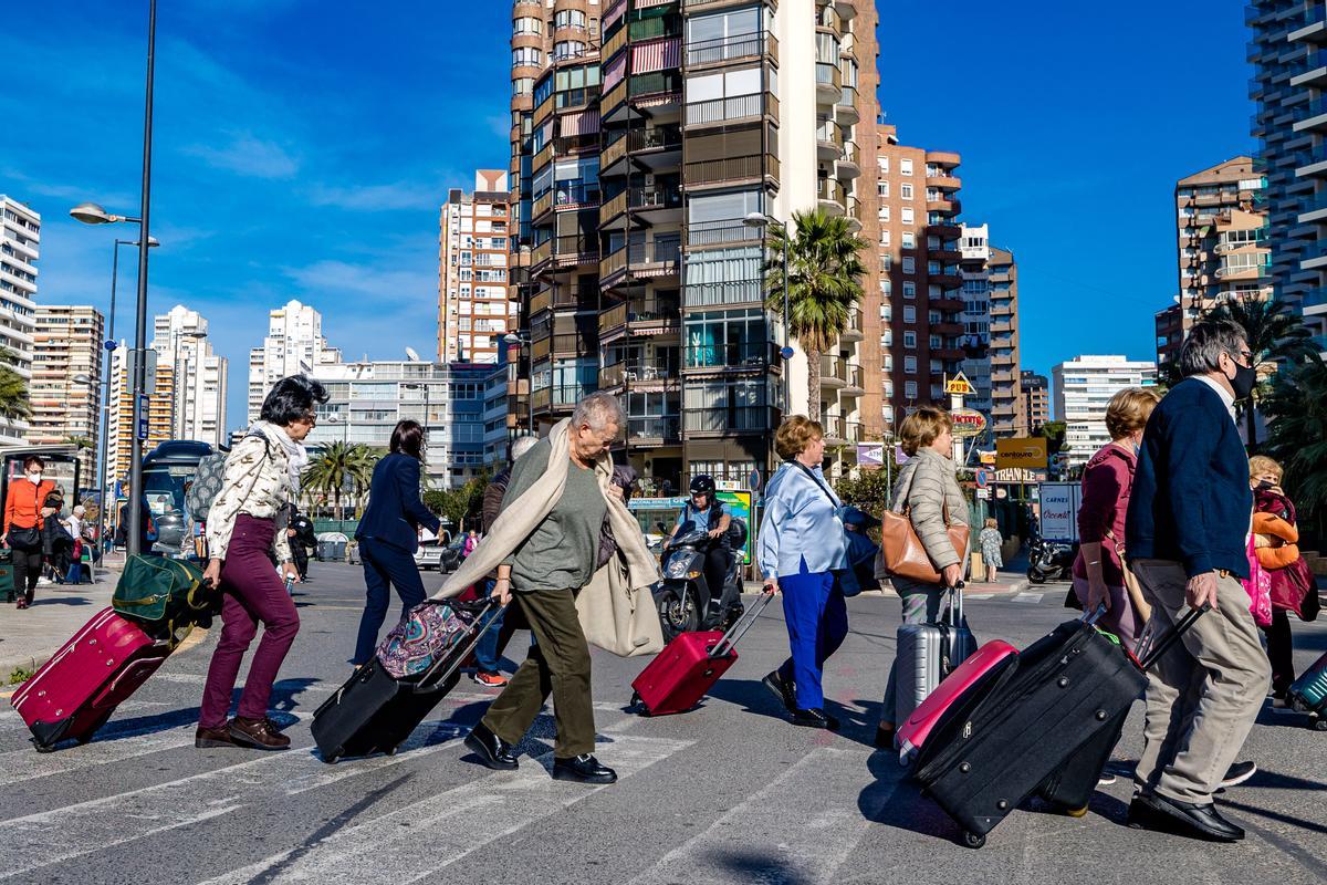 Turistas mayores en la ciudad de Benidorm.