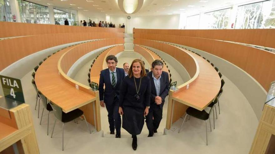 Las autoridades en la nueva Aula Magna de la UNED. // Gustavo Santos