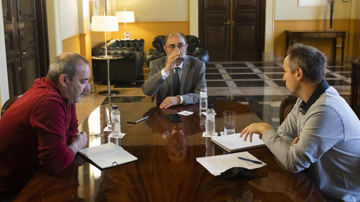 Lambán bebe agua en su despacho durante la entrevista con El Periódico de Aragón.