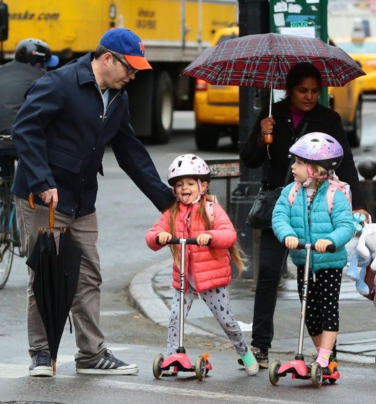 Matthew Broderick muy pendiente de sus hijas mientras cruzan por un paso de peatones