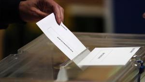 Un elector introduce su voto en un colegio electoral, el pasado 28 de abril. 