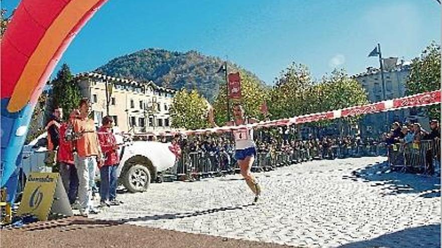 El del CA Valls Andorra, en el moment de creuar la línia de meta situada a Ripoll.