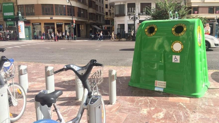 Contenedor de vidrio adaptado en la plaza del Ayuntamiento