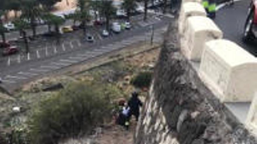 Los bomberos trabajan en las labores de rescate del hombre.