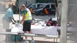 Más de 200 agentes de la Policía Nacional participan en una redada contra las falsificaciones en el mercadillo del Martínez Valero en Elche