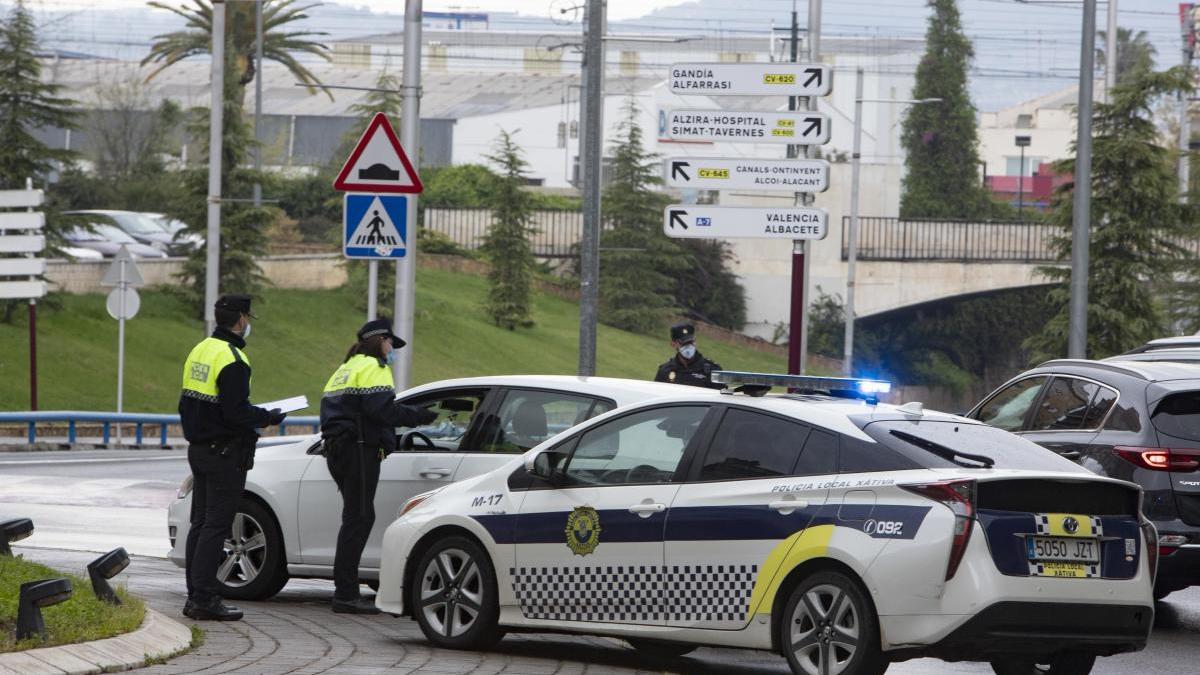 Control policial en uno de los accesos a Xàtiva