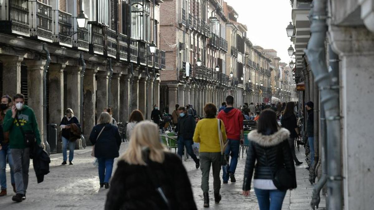 La calle soportalada más larga de Europa está a media hora de Madrid: así es la Calle Mayor de Alcalá de Henares