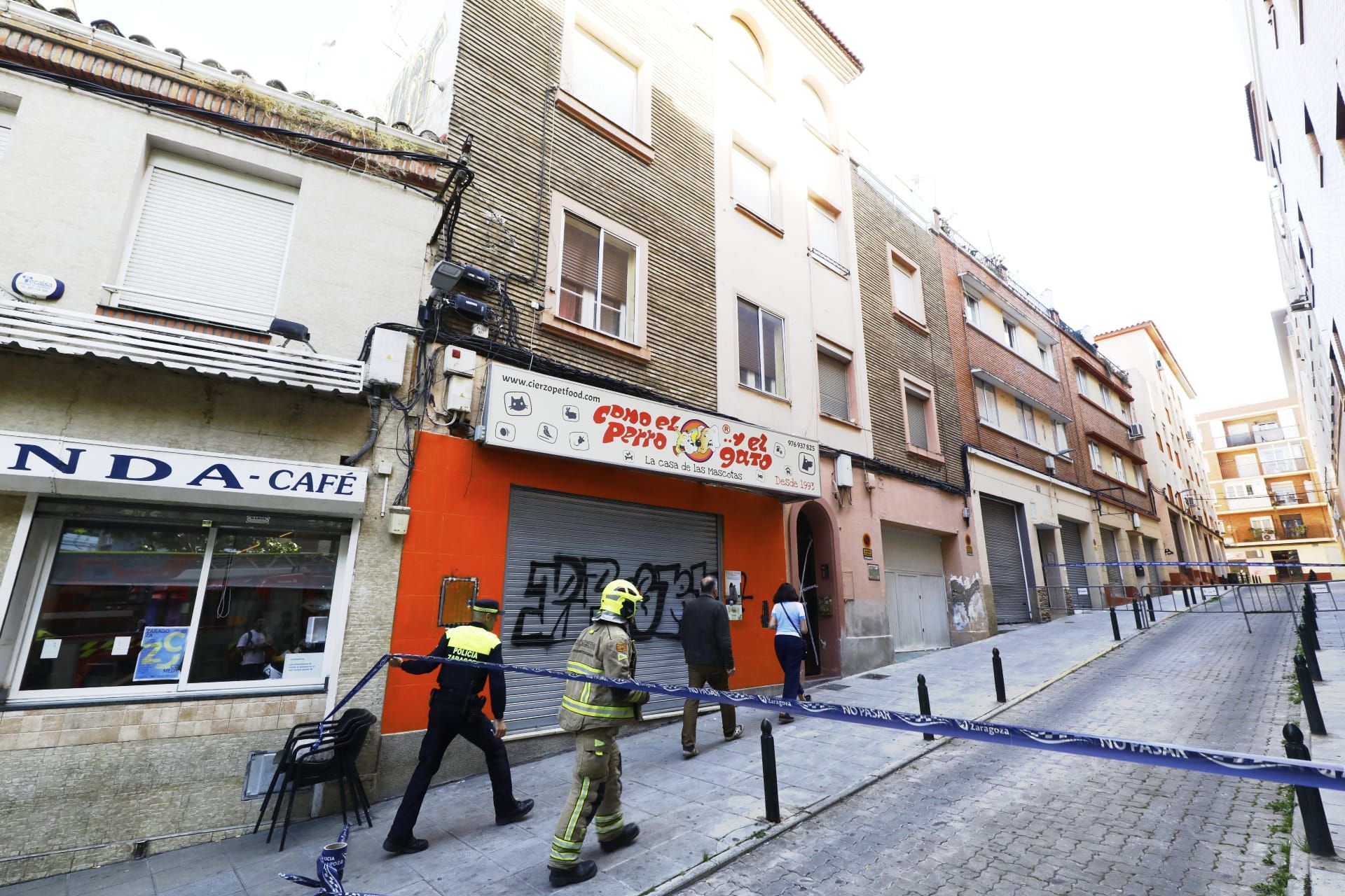 En imágenes | Desalojo de un edifico en Torrero