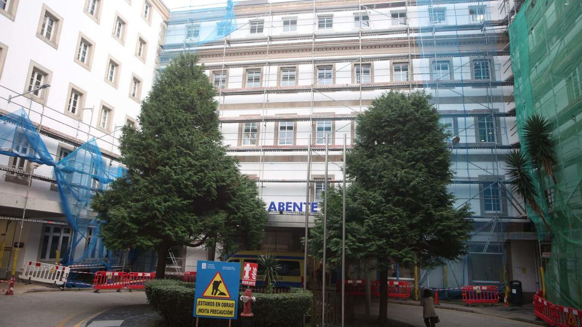 Exterior del hospital Abente y Lago. |  Iago López