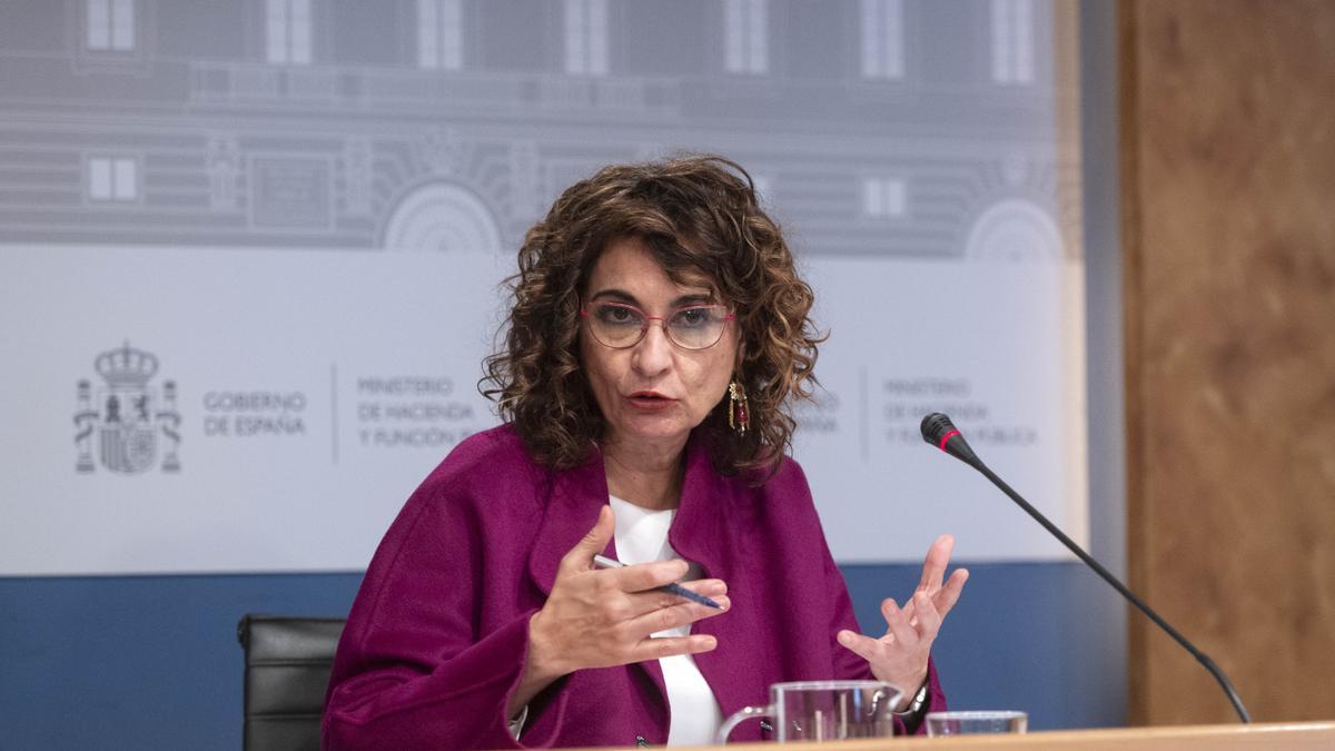 Archivo - La ministra de Hacienda y Función Pública, María Jesús Montero, comparece ante los medios para presentar un avance de los datos de cierre de recaudación tributaria correspondientes a 2021.