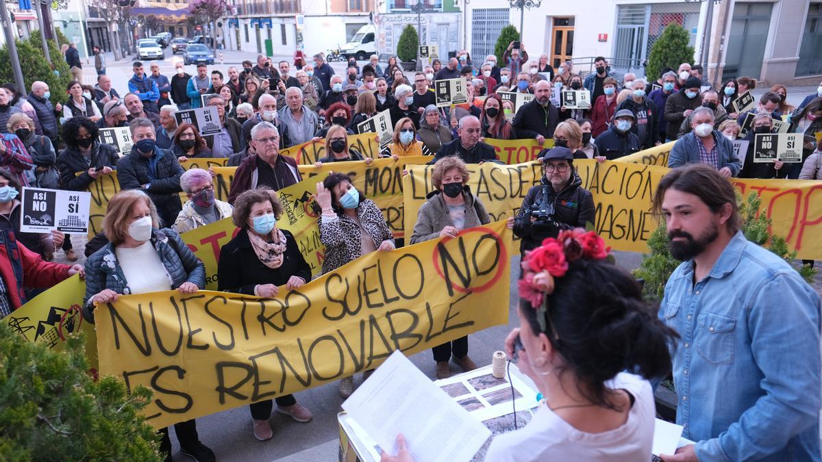 Protesta ciudadana contra el impacto de las planta solares en Elda en abril de 2022.