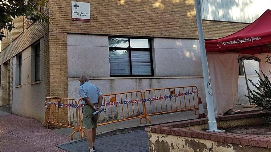 El centro de salud de Xàbia y la carpa para las pruebas PCR. A.P.F