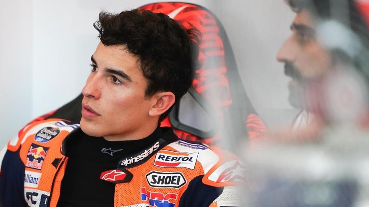 Marc Márquez observa, en el boxe del equipo Repsol Honda en Sepang (Malasia), el monitor con los tiempos.