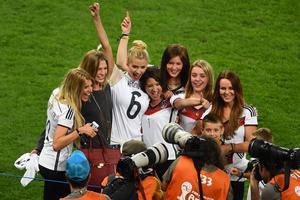 Les dones dels jugadors de la selecció alemanya, vestides amb la samarreta, celebren el triomf a l’estadi de Maracaná.