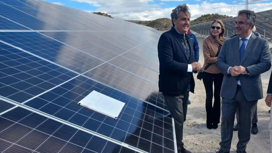 Vázquez, durante la visita a una planta fotovoltaica en Molina. | CARM