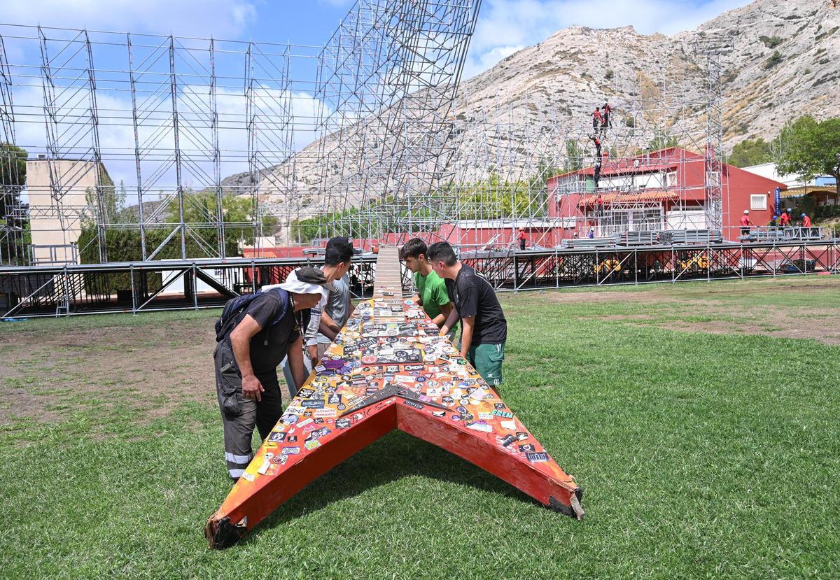 Cinco operarios instalan la mítica guitarra gigante del Leyendas del Rock