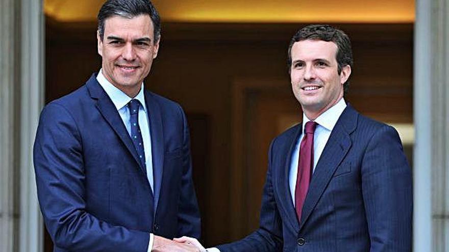 Sánchez i Casado se saluden a l&#039;entrada de La Moncloa abans de la seva reunió.