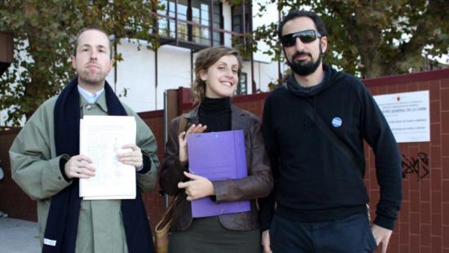 Representantes de la Asamblea, ayer, en la puerta del Registro.