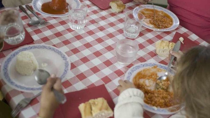 Varios niños sentados a la mesa.