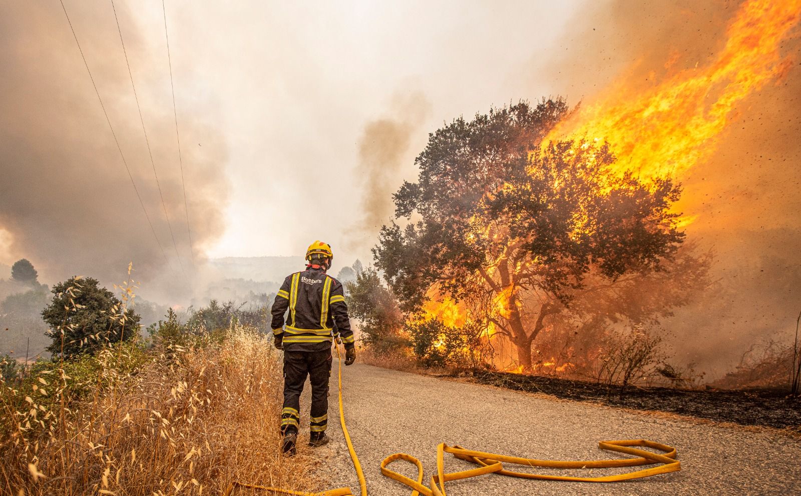 El incendio de la Vall d'Ebo entra de lleno en El Comtat y obliga a desalojar también Fageca, Famorca y Margarida