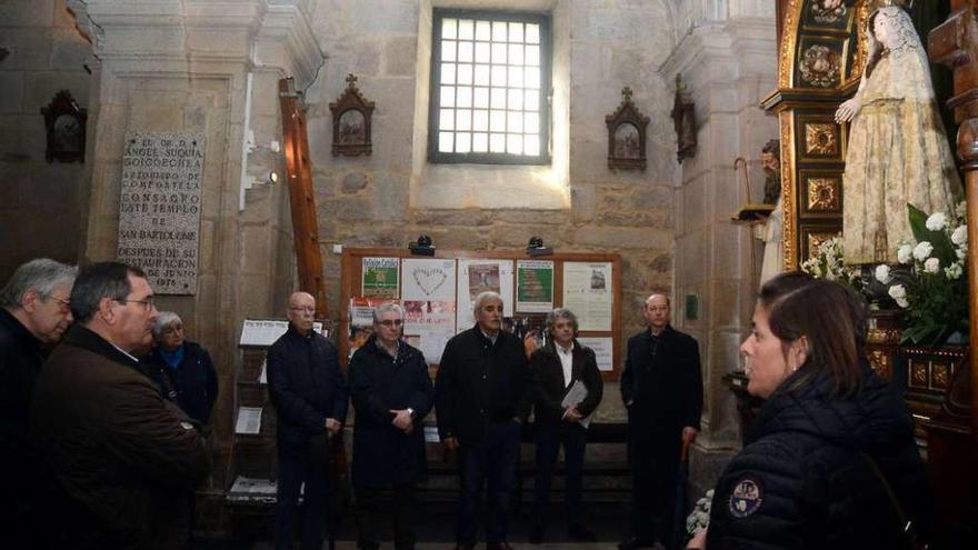 La visita guiada en San Bartolomé, ante la Virgen de la O, patrona de Pontevedra y única festividad que celebró Colón durante su viaje. // R. V.