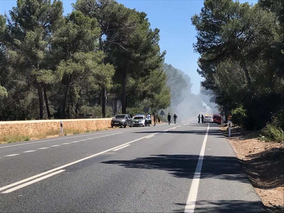 Un incendio en Son Verí obliga a cerrar la carretera de Cap Blanc