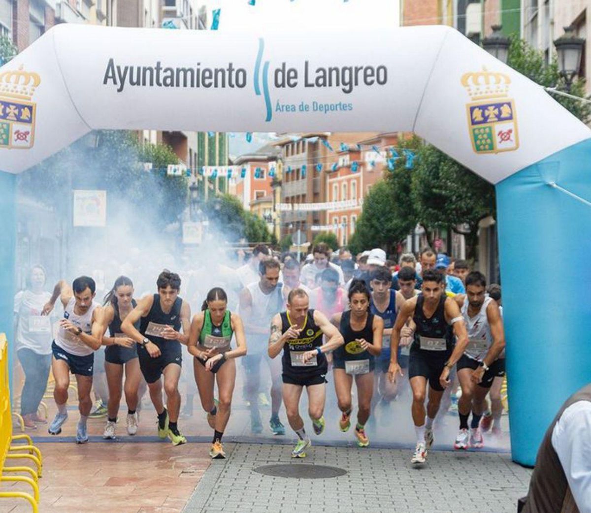 La salida de la carrera, el año pasado. Al lado, ambiente en la última jira.