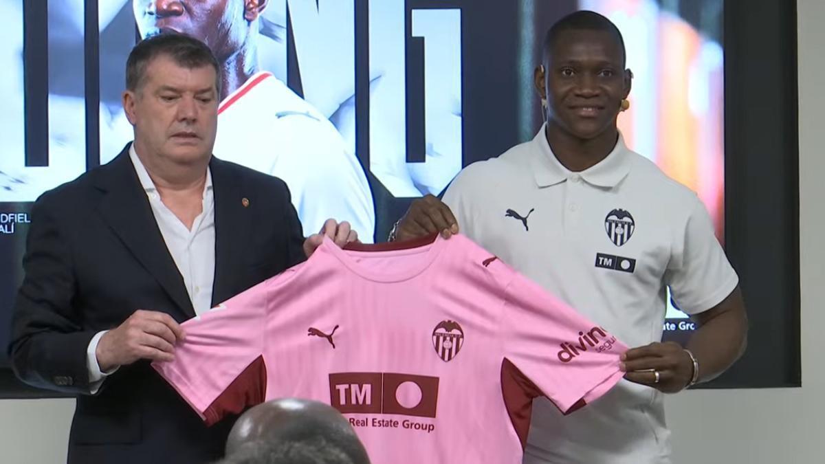 Así ha sido la presentación de Aliou Dieng como jugador del Valencia CF