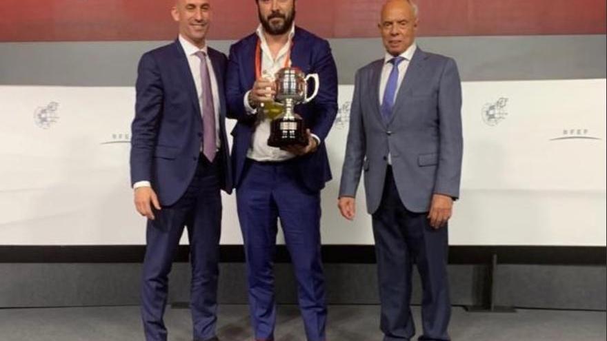 Luis Rubiales entrega a Víctor de Aldama la copa que acredita al Zamora como campeón del Grupo VIII de Tercera División.