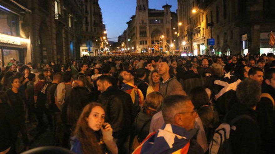 Manifestants tallant la Via Laietana de Barcelona convocats pels CDR contra l&#039;acció policial a les mobilitzacions, el 26 d&#039;octubre de 2019