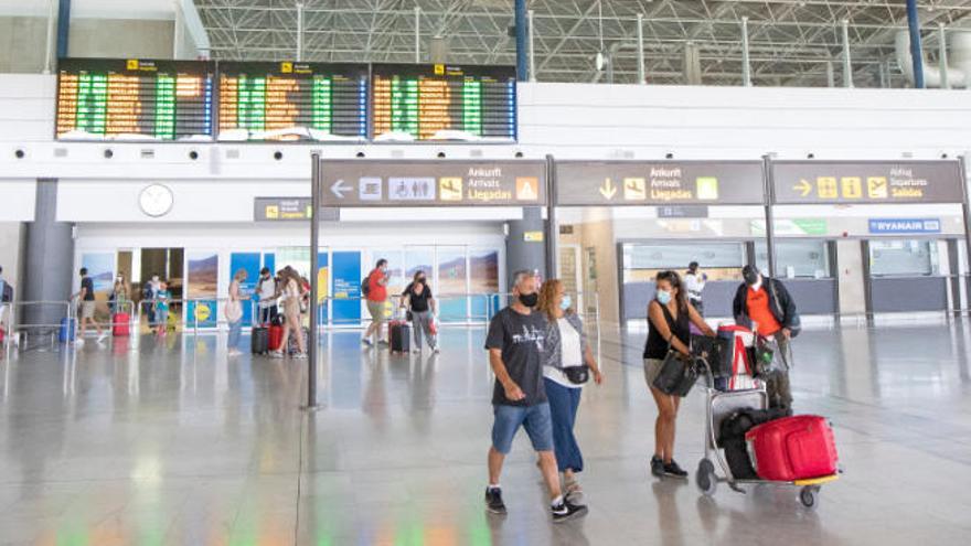 Un grupo de pasajeros, a su llegada a la terminal del aeropuerto internacional de Fuerteventura.