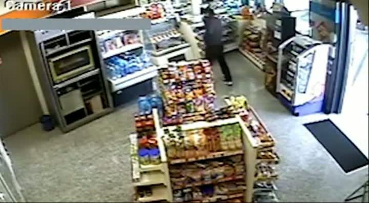Imatges enregistrades per la càmera d’una gasolinera durant un dels robatoris a Terrassa, en què es veu un dels detinguts entrant per la porta.