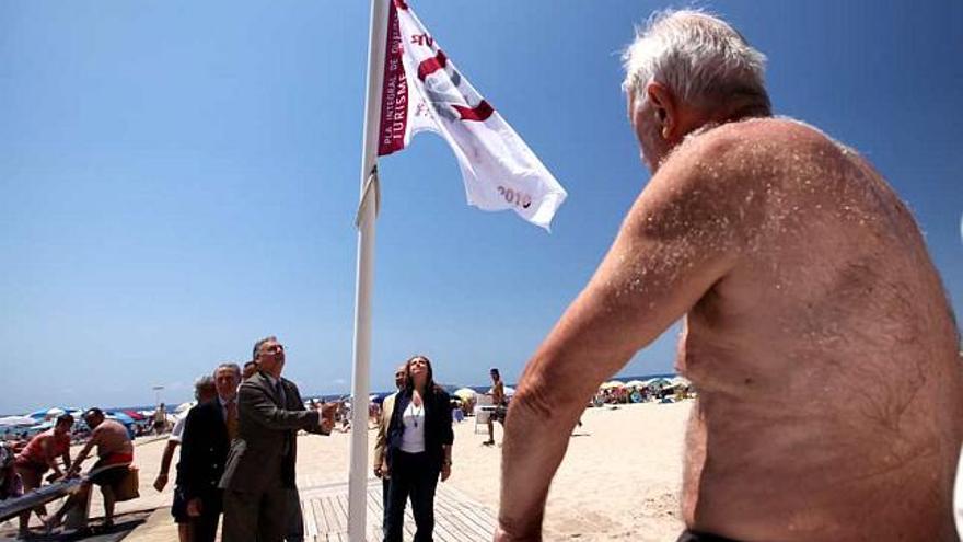 La bandera Qualitur ya ondea en Benidorm