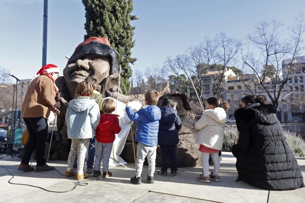 Els infants fan cagar el tió a la plaça Salvador Espriu de Girona