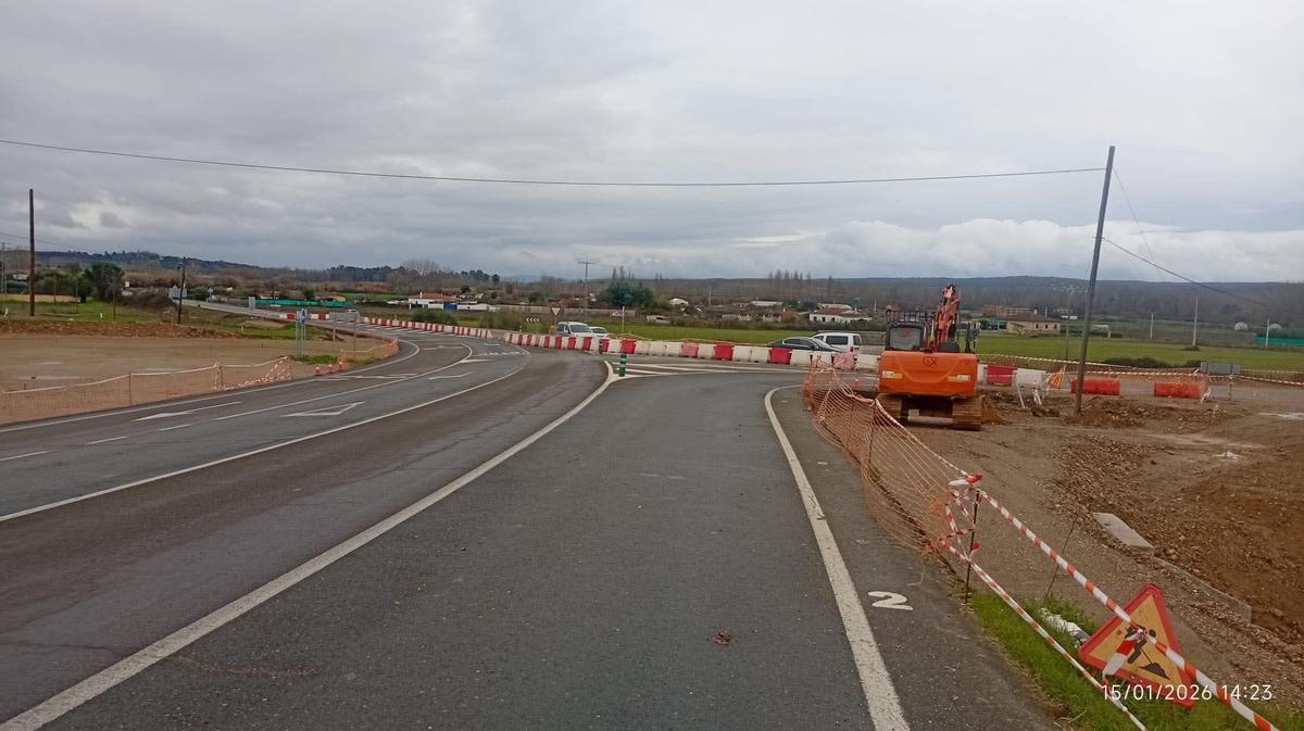 Zona afectada por las obras de la nueva rotonda en la Ex-108, en el término municipal de Coria.