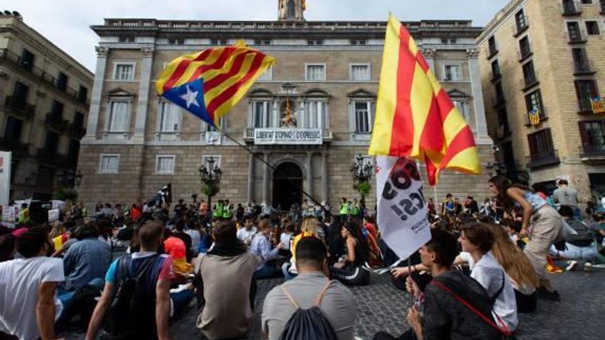 Estudiantes se manifiestan en Barcelona, ayer.