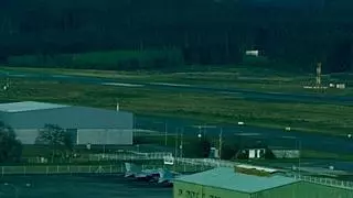 Dos aviones de combate irrumpen en el cielo de Santiago durante unas maniobras del Ejército del Aire