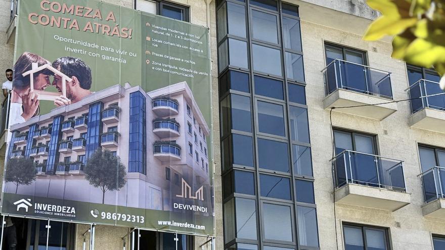 Pisos y bajos comerciales en una promoción en Lalín.