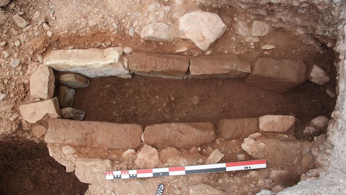 Tomba amb paret de pedra
