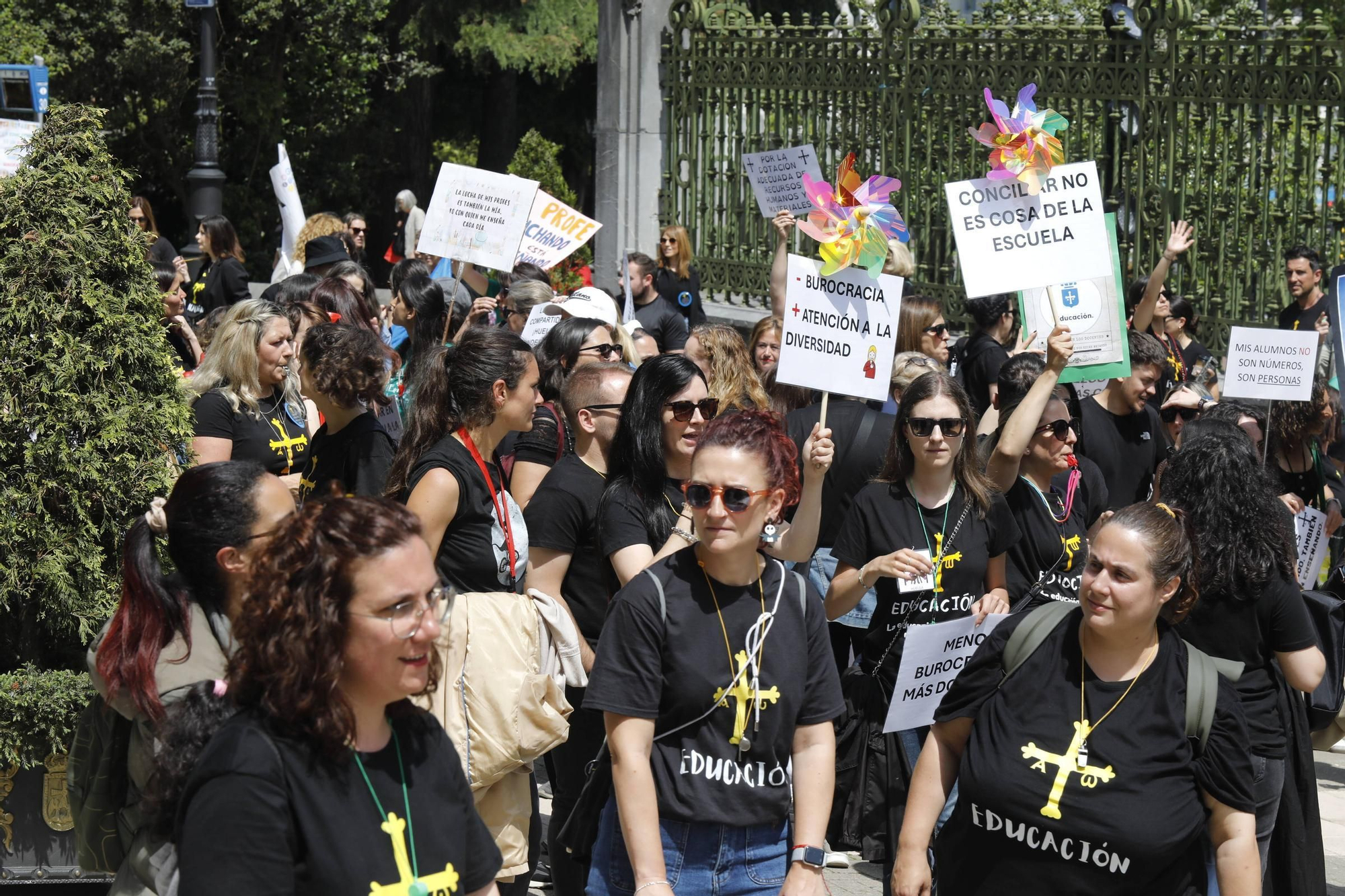 EN IMÁGENES: Segunda jornada de huelga de los profesores y protestas en Oviedo