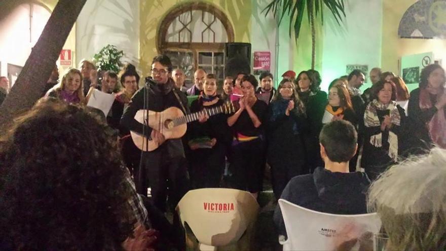 Un concierto en el patio interior de la Casa Invisible.