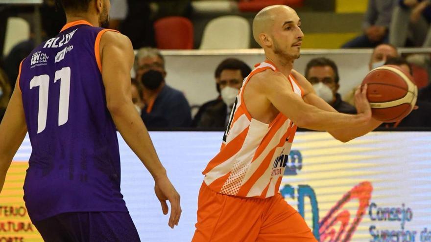 Álex Hernández da un pase la semana pasada en el Palacio ante el jugador del Palencia Noah Allen. | // V. E.