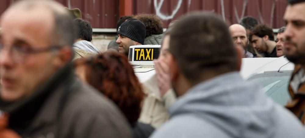 Concentración de taxistas de Gijón contra Uber y C