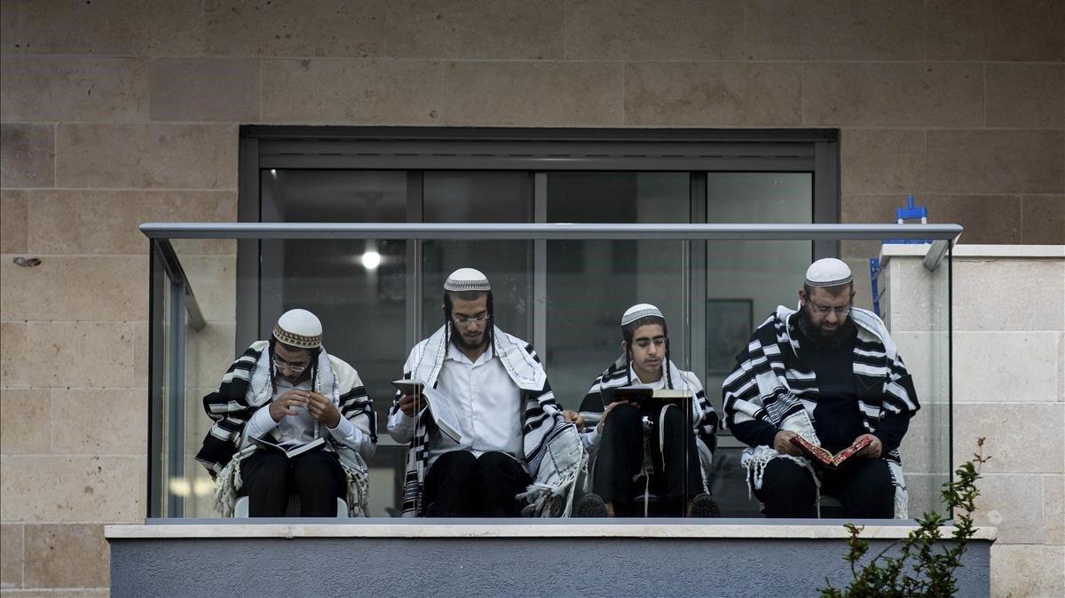 zentauroepp53092845 a jewish family prays on the balcony of their apartment duri200411220906